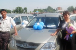 Многодетной семье Уракпаевых из Карасукского района вручены ключи от нового автомобиля «Лада-Ларгус»